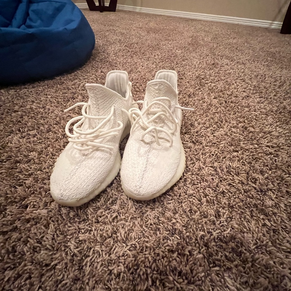 10/10 condition yeezy 350 v2 triple white